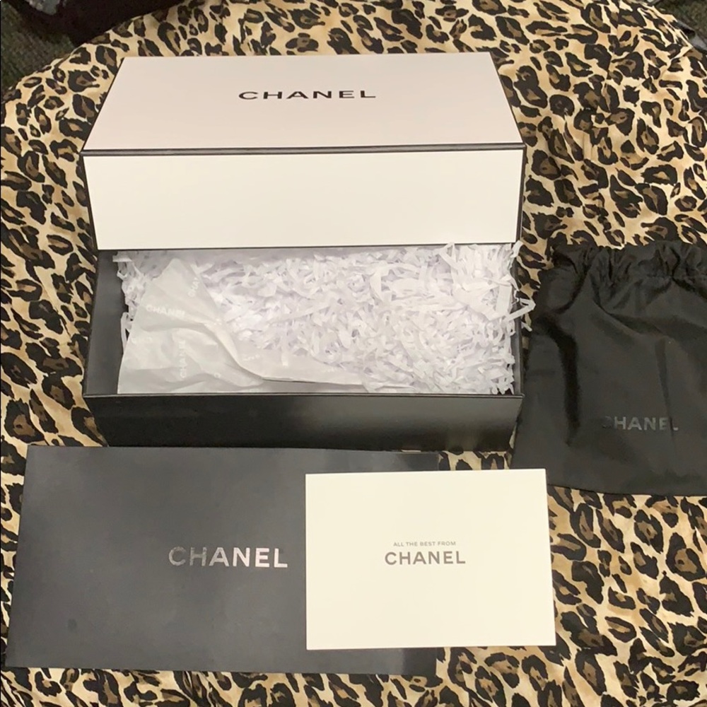 Chanel box and pouch - Picture 4 of 4